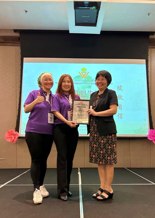 【“拥抱心理健康: 善待自己，照顾他人”讲座】 分享：郭富美辅导师（右）