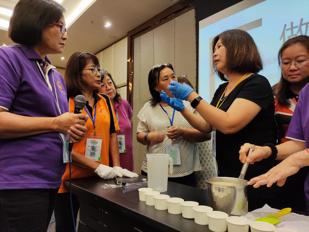 许馨璇（右2）耐心地解答营员的疑问