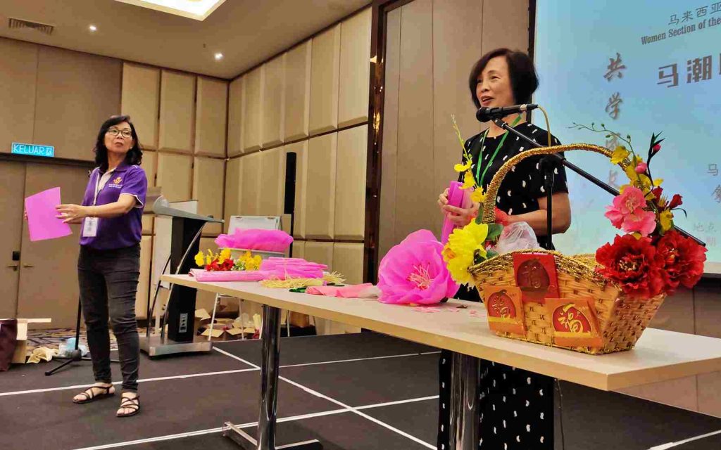 督潘林薏华示范梅花、襟花及绣球制作步骤