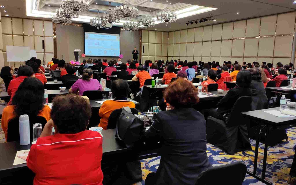 温天生为营员剖析庞氏骗局、网钓诈骗、投资骗局、幽灵贷款、澳门骗局、爱情包裹骗局、“网恋”实为骗局、聘雇诈骗案、商业电邮骗局、假货币诈骗、电话（中奖/恐吓等）短讯骗局、假中奖骗局、巫术/改运诈骗案、假冒相识者骗局、刮刮乐、销售关税局拍品欺骗案、漏夜卷款/卷贷欺骗案、冒充福利局/慈善团体援助金骗局、驴子户口等等诈骗伎俩