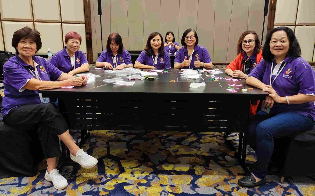 梅花手作吸引中委姐妹跃跃欲试