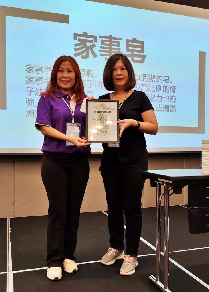 【DIY家事皂手工皂工作坊 】分享：许馨璇（右）