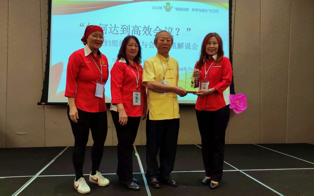 大会赠送纪念品予分享嘉宾