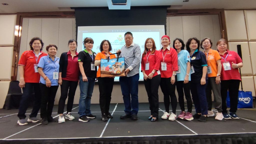 总会长林家光颁发奖品予最佳组别