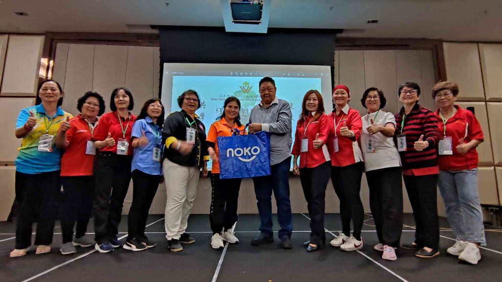 总会长林家光颁发奖品予最佳组别