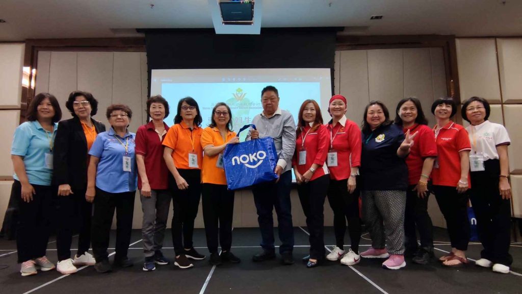 总会长林家光颁发奖品予最佳组别